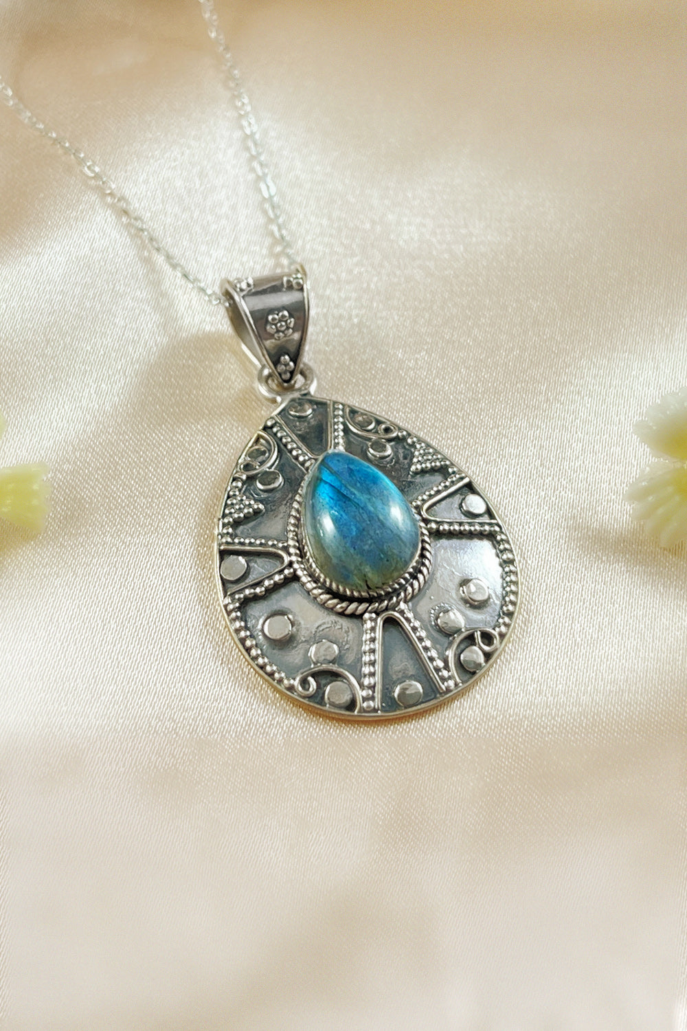 Sivalya Labradorite Silver Necklace - Desert Muse