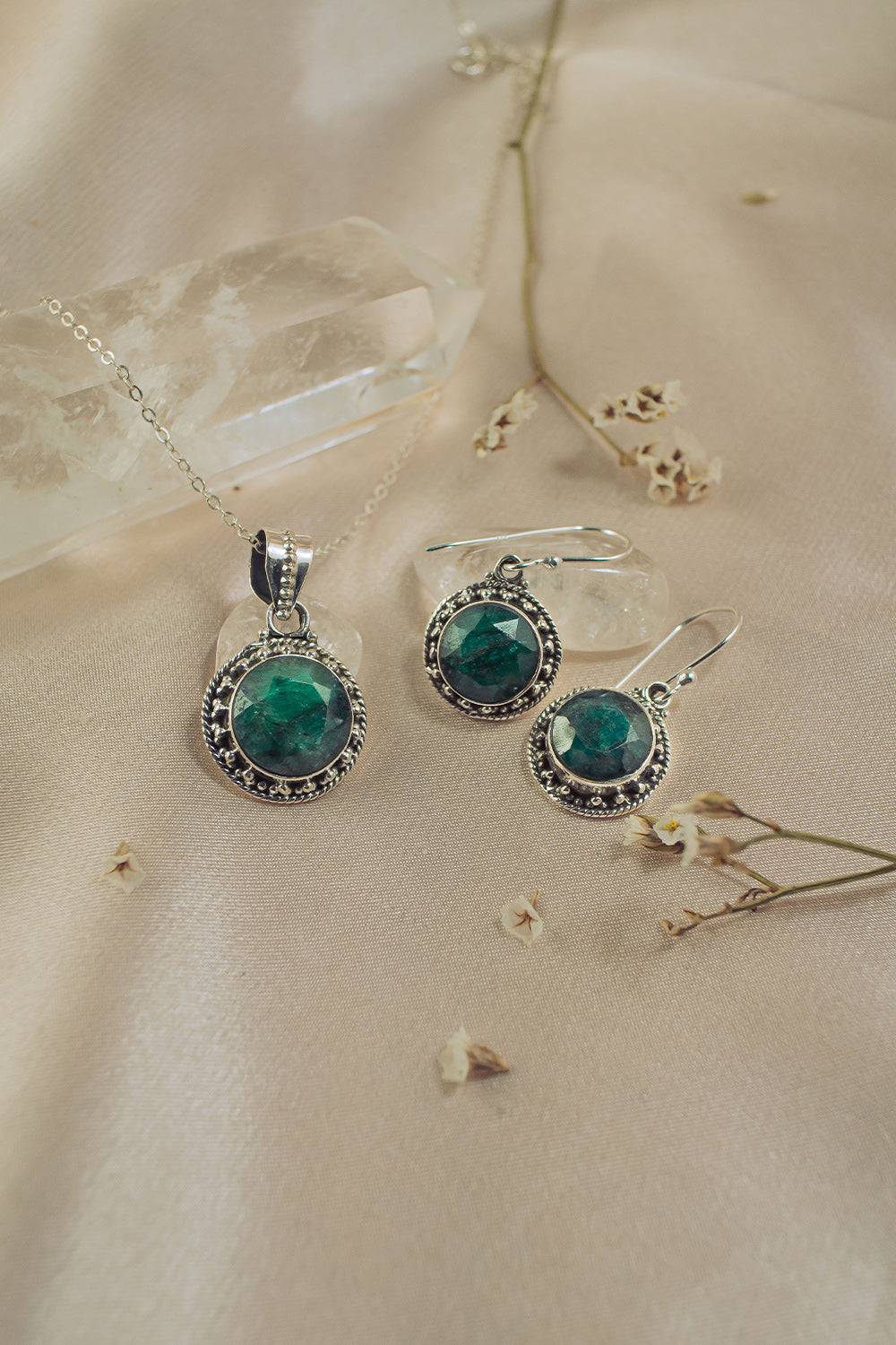 Sivalya Raw Emerald Silver Necklace and Earrings Jewelry Set - Aurora